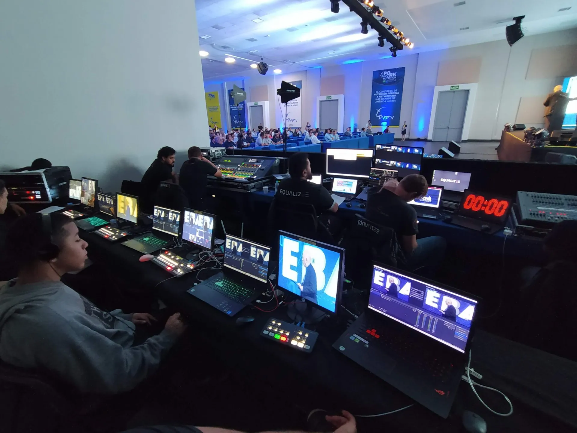 Equipe Dharma em ação durante cobertura de evento